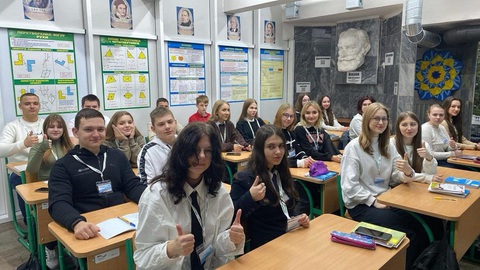 Trường học độc nhất vô nhị trong tàu điện ngầm ở Ukraine- Ảnh 4. Ngày 27-11 vừa qua, chính quyền thành phố Kharkov đã khai giảng một số lớp học dành cho các học sinh từ lớp 7 đến lớp 11 trong các ga tàu điện ngầm - Ảnh: IZVESTIA KHARKOV
