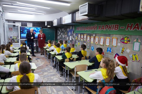 Trường học độc nhất vô nhị trong tàu điện ngầm ở Ukraine- Ảnh 3. Mỗi lớp học bên trong toa tàu điện ngầm này có tối đa 20 em học sinh - Ảnh: UKRINFORM
