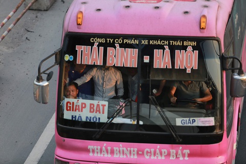 Nhiều người ám ảnh vì say tàu, xe khi về quê - Ảnh minh họa: NAM TRẦN Nhiều người ám ảnh vì say tàu, xe khi về quê - Ảnh minh họa: NAM TRẦN