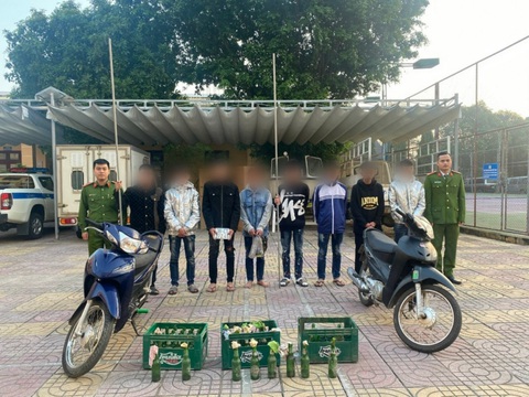 Ngăn chặn nhóm thanh thiếu niên sử dụng dao, bom xăng để 'hỗn chiến'- Ảnh 2. Nhóm thanh thiếu niên cùng hung khí nguy hiểm - Ảnh: Đ.N.