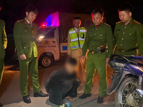 Ngăn chặn nhóm thanh thiếu niên sử dụng dao, bom xăng để 'hỗn chiến'- Ảnh 1. Công an phát hiện nhóm thanh niên trước khi chuẩn bị sử dụng hung khí giải quyết mâu thuẫn - Ảnh: Đ.N.