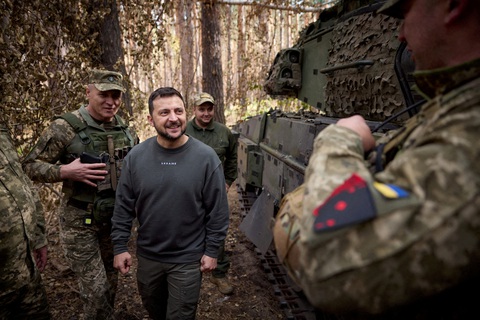 Tổng thống Ukraine Volodymyr Zelensky thăm tiền tuyến, ngày 3-10-2023 - Ảnh: REUTERS Tổng thống Ukraine Volodymyr Zelensky thăm tiền tuyến, ngày 3-10-2023 - Ảnh: REUTERS
