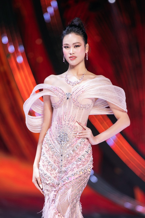 Thí sinh Miss Cosmo Vietnam trong trang phục dạ hội gây ấn tượng - Ảnh: KIẾNG CẬN TEAM Thí sinh Miss Cosmo Vietnam trong trang phục dạ hội gây ấn tượng - Ảnh: KIẾNG CẬN TEAM