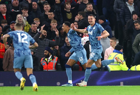 Man United ngược dòng sau khi bị dẫn 2 bàn- Ảnh 2. Aston Villa ăn mừng bàn thứ 2 - Ảnh: REUTERS