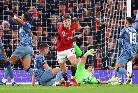 Man United ngược dòng sau khi bị dẫn 2 bàn- Ảnh 4. Garnacho ăn mừng sau bàn gỡ hòa - Ảnh: REUTERS