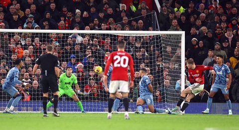 Man United ngược dòng sau khi bị dẫn 2 bàn- Ảnh 5. Hojlund tung cú vô lê cận thành ghi bàn - Ảnh: REUTERS