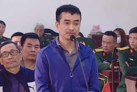 Hình ảnh Phan Quốc Việt lần đầu tiên hầu tòa- Ảnh 1. Phan Quốc Việt trong phần làm thủ tục tại phiên tòa sáng 27-12 - Ảnh: DANH TRỌNG