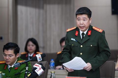 Ông Lê Đức Thọ bị bắt vì sai phạm khi làm bí thư tỉnh Bến Tre- Ảnh 2. Đại tá Phan Thành Bá thông tin về kết quả điều tra vụ án Xuyên Việt Oil - Ảnh: NAM TRẦN