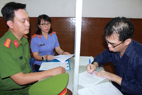 Ông Đinh Trường Chinh không bàn giao đất đã ký với người dân để chiếm đoạt- Ảnh 4. Bị can Đinh Trường Chinh (phải) làm việc với cơ quan chức năng - Ảnh: Công an cung cấp