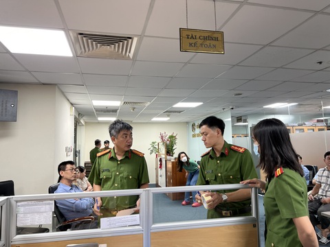 Ông Đinh Trường Chinh không bàn giao đất đã ký với người dân để chiếm đoạt- Ảnh 3. Công an khám xét trụ sở Công ty HDTC, thu giữ nhiều tài liệu, vật chứng có liên quan - Ảnh: Công an cung cấp