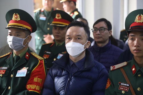 Hình ảnh Phan Quốc Việt lần đầu tiên hầu tòa- Ảnh 3. Bị cáo Hồ Anh Sơn - cựu thượng tá, phó giám đốc Viện Nghiên cứu y dược học quân sự, Học viện Quân y - tại phiên tòa sáng 27-12