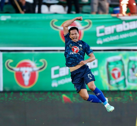 Đánh bại á quân Hà Nội FC, Hoàng Anh Gia Lai có chiến thắng đầu tiên mùa này- Ảnh 1. A Hoàng ăn mừng bàn thắng mở tỉ số vào lưới Hà Nội FC - Ảnh: MINH TRẦN
