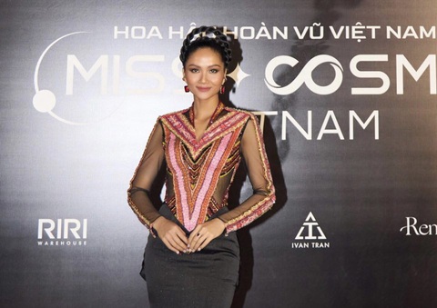 Phong cách thời trang chấm thi của H’Hen Niê - Ảnh: NVCC Phong cách thời trang chấm thi của H’Hen Niê - Ảnh: NVCC