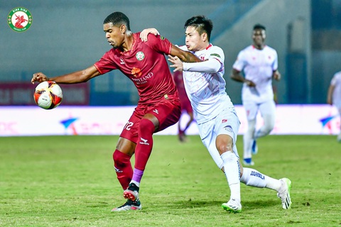 Thủ môn Văn Lâm chấn thương, HLV Troussier lo lắng- Ảnh 1. Bình Định (trái) có chiến thắng gây sốc trước Hải Phòng - Ảnh: BÌNH ĐỊNH FC