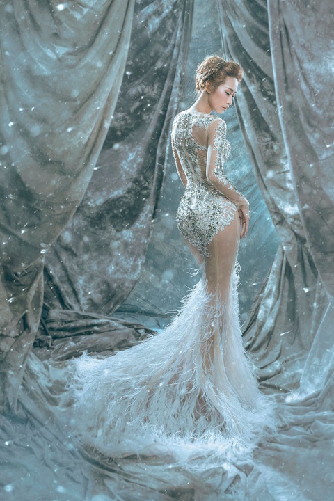 Quỳnh Thy hóa nữ thần mùa đông với váy xuyên thấu sexy- Ảnh 1. Bộ cánh kiểu đuôi cá được đính kết lông vũ giúp Quỳnh Thy tôn sắc vóc quyến rũ. Vẻ đẹp hiện đại của nữ người mẫu được nhiều người yêu thích.