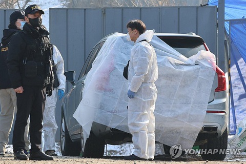 Chiếc xe hơi được cho là được tìm thấy cùng Lee Sun Kyun ở hiện trường - Ảnh: Yonhap News Chiếc xe hơi được cho là được tìm thấy Lee Sun Kyun bên trong ở công viên - Ảnh: Yonhap News