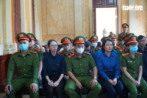 Nhận 1 tỉ đồng của nhà thầu, cựu giám đốc Sở Y tế tỉnh Tây Ninh hầu tòa- Ảnh 1. Các bị cáo trong vụ sai phạm xảy ra tại Sở Y tế tỉnh Tây Ninh - Ảnh: ĐAN THUẦN