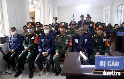 Phan Quốc Việt và 4 cựu sĩ quan hầu tòa trong vụ Việt Á- Ảnh 3. Các bị cáo tại toà - Ảnh: DANH TRỌNG