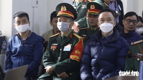 Phan Quốc Việt và 4 cựu sĩ quan hầu tòa trong vụ Việt Á- Ảnh 2. Phan Quốc Việt (bìa trái) và Hồ Anh Sơn (bìa phải) tại tòa sáng 27-12 - Ảnh: DANH TRỌNG