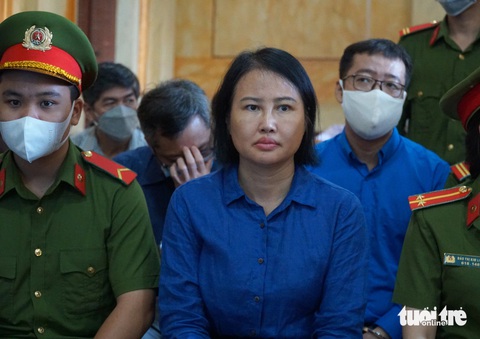 ‘Bà trùm’ thiết bị y tế Hoàng Thị Thúy Nga tiếp tục đưa quan chức vào vòng lao lý- Ảnh 1. Bà Hoàng Thị Thúy Nga tham gia phiên tòa thứ 3 về tội vi phạm quy định đấu thầu - Ảnh: ĐAN THUẦN