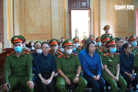 Cựu giám đốc Sở Y tế Tây Ninh khai 3 lần nhận quà từ 'bà trùm' Hoàng Thị Thúy Nga- Ảnh 1. Các bị cáo trong vụ thông thầu xảy ra tại Sở Y tế tỉnh Tây Ninh - Ảnh: ĐAN THUẦN