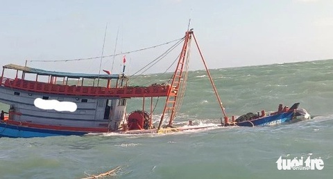 Cứu sống 13 ngư dân bị chìm tàu trên biển khi va chạm với tàu hàng nước ngoài- Ảnh 1. Tàu đánh cá của ông Út bị chìm trên biển - Ảnh: A.X.