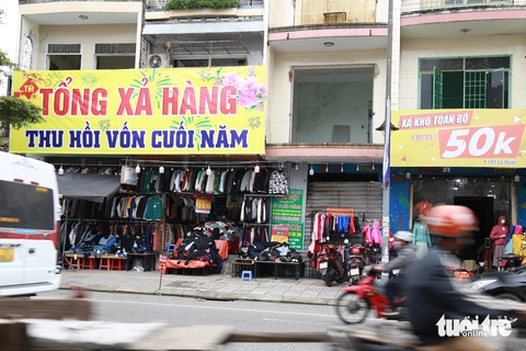 Phố thời trang Đà Nẵng giảm giá sâu, bán thêm hàng trái ngành để xoay xở vụ Tết- Ảnh 1. Dù đã "tổng xả hàng thu hồi vốn" nhưng các shop vẫn vắng bóng khách mua - Ảnh: ĐOÀN NHẠN