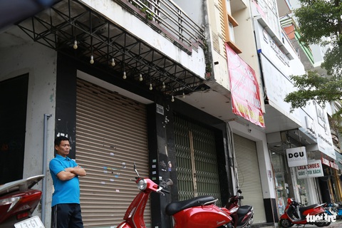 Phố thời trang Đà Nẵng giảm giá sâu, bán thêm hàng trái ngành để xoay xở vụ Tết- Ảnh 5. Ngay trước "thời điểm vàng" bán Tết, nhiều shop vẫn chấp nhận đóng cửa vì không cầm cự nổi - Ảnh: ĐOÀN NHẠN