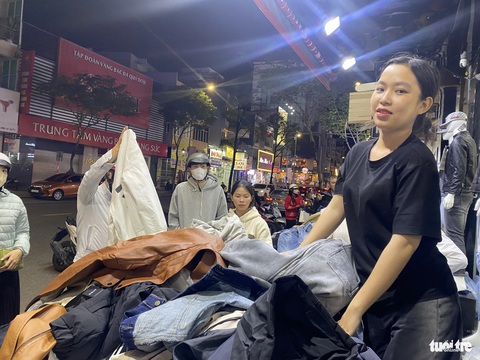 Phố thời trang Đà Nẵng giảm giá sâu, bán thêm hàng trái ngành để xoay xở vụ Tết- Ảnh 10. Một shop tích cực kê kệ ra trước cửa hàng với biển