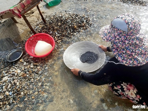 Hậu giấc mơ đào vàng, máu và nước mắt - Kỳ 2: Phận nghèo ở thủ phủ vàng- Ảnh 2. Người dân chỉ mong tìm thấy cám vàng cho chén cơm manh áo, chứ không thể nào đổi đời được - Ảnh ĐOÀN CƯỜNG