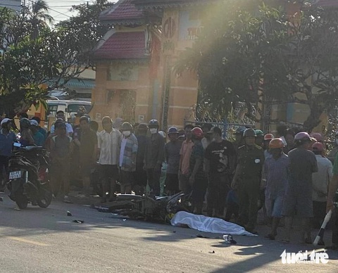 Bắt giam tài xế uống rượu lái ô tô tông chết đôi vợ chồng trẻ- Ảnh 1. Hiện trường vụ tai nạn khiến đôi vợ chồng trẻ chết thảm, bỏ lại con nhỏ mới được 8 tháng tuổi - Ảnh: A.X.
