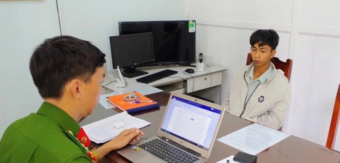 Đột nhập phá két sắt trộm vàng rồi đi khoe với người khác- Ảnh 1. Cơ quan điều tra làm việc với Thái Văn Quốc - Ảnh: Công an cung cấp.