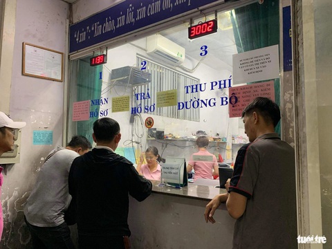 TP.HCM: Lại xếp hàng từ sáng tới chiều chưa đăng kiểm xong- Ảnh 2. Trung tâm 50-05V chỉ thu tiền mặt nên nhiều tài xế phải chạy đi rút tiền rất mất thời gian - Ảnh: TRẦN HUỲNH