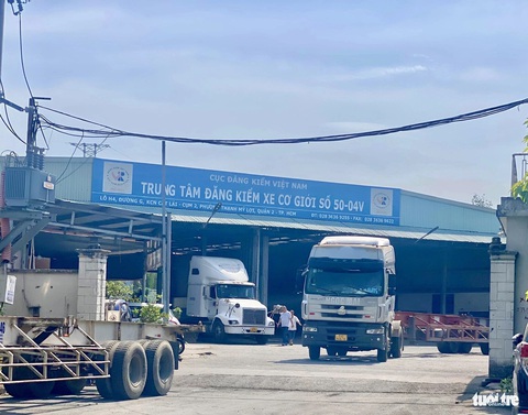 TP.HCM: Lại xếp hàng từ sáng tới chiều chưa đăng kiểm xong- Ảnh 3. Các trung tâm đăng kiểm ở TP.HCM cũng bắt đầu đông đúc những ngày qua - Ảnh: THU DUNG