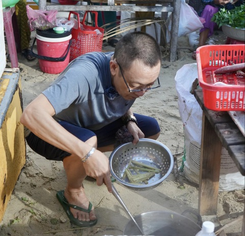 Nhà báo Lại Văn Sâm lần đầu nấu ăn ở chợ - Ảnh: VTV Nhà báo Lại Văn Sâm lần đầu nấu ăn ở chợ - Ảnh: VTV
