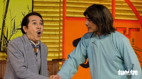 Mỗi lần bắt tay, ông Nghĩa (Thành Lộc) lại la làng vì... bị cấn ở ngón tay đang đeo cà rá hột xoàn bự chảng. Trong nghệ sĩ Thành Lộc (bìa trái, vai ông Nghĩa) và Lương Thế Thành (vai Trí) - Ảnh: LINH ĐOAN Mỗi lần bắt tay, ông Nghĩa (Thành Lộc) lại la làng vì... bị cấn ở ngón tay đang đeo cà rá hột xoàn bự chảng. Trong ảnh: nghệ sĩ Thành Lộc (bên trái, vai ông Nghĩa) và Lương Thế Thành (vai Trí) - Ảnh: LINH ĐOAN