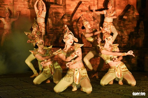 Phần biểu diễn múa Apsara tại sảnh phía trước khu vực tháp chính - Ảnh: TRẦN HOÀI Phần biểu diễn múa Apsara tại sảnh phía trước khu vực tháp chính