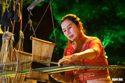 Một nghệ nhân biểu diễn dệt thổ cẩm - Ảnh: TRẦN HOÀI Một nghệ nhân biểu diễn dệt thổ cẩm truyền thống của người Chăm