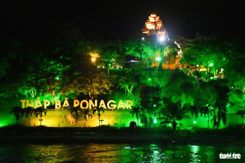 Tháp Bà Ponagar lung linh về đêm - Ảnh: TRẦN HOÀI Tháp Bà Ponagar lung linh về đêm
