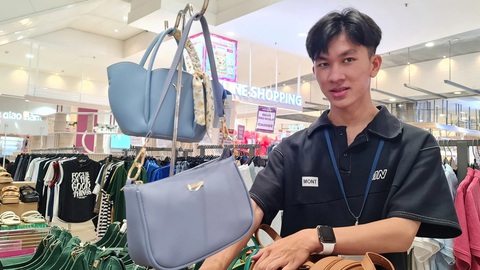 Sinh viên ngược xuôi làm thêm, mong cái Tết đủ đầy hơn- Ảnh 1. Cuối năm, Nguyễn Tấn Huy tranh thủ tối đa tăng ca khi có dịp với những công việc thời vụ - Ảnh: C.TRIỆU