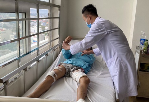 Một học sinh bị găm 18 mảnh thủy tinh vào người do pháo tự chế phát nổ- Ảnh 1. Học sinh bị đa vết thương, bỏng do pháo nổ tự chế đang được điều trị tại bệnh viện - Ảnh: BVCC