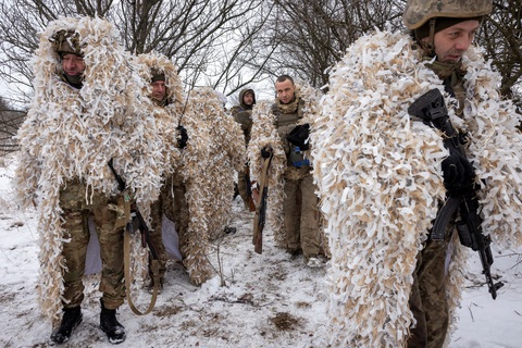 Binh sĩ Ukraine huấn luyện gần tiền tuyến ở Donetsk, ngày 25-12-2023 - Ảnh: REUTERS Binh sĩ Ukraine huấn luyện gần tiền tuyến ở Donetsk, ngày 25-12-2023 - Ảnh: REUTERS