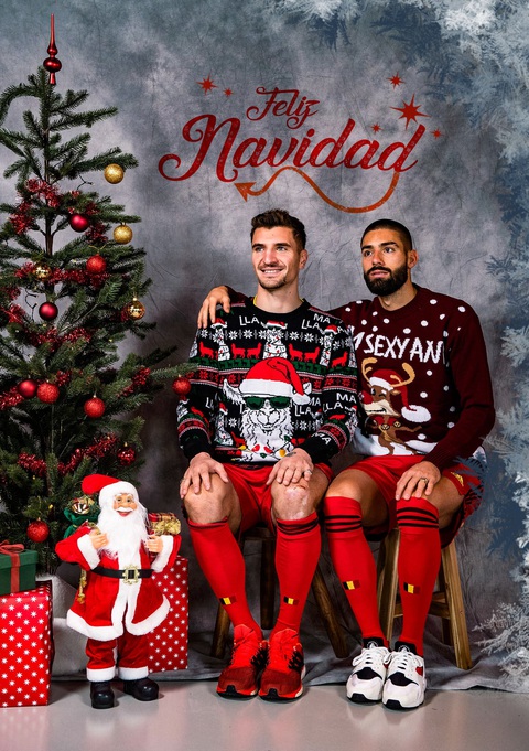 Bộ ảnh Giáng sinh 'mờ ê mê' của Kevin de Bruyne cùng tuyển Bỉ- Ảnh 3. Yannick Carrasco (phải) và Thomas Meunier hơi