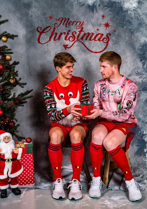Bộ ảnh Giáng sinh 'mờ ê mê' của Kevin de Bruyne cùng tuyển Bỉ- Ảnh 2. Ông chú Kevin tỏ ra