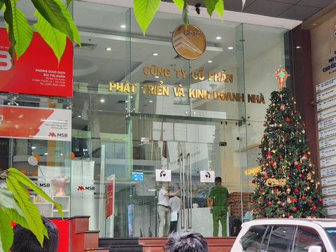 Tiếp tục khởi tố ông Đinh Trường Chinh, chủ tịch HĐQT HDTC- Ảnh 1. Lúc 13h30, lực lượng chức năng đến trụ sở Công ty cổ phần Phát triển và Kinh doanh nhà để khám xét - Ảnh: MINH HÒA
