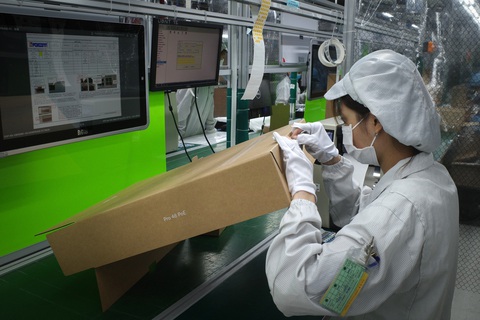 Công nhân đóng gói sản phẩm tại nhà máy của Foxconn - đối tác sản xuất iPhone cho Apple - tại Bắc Giang - Ảnh: GIANG SƠN ĐÔNG Công nhân đóng gói sản phẩm tại nhà máy của Foxconn - đối tác sản xuất iPhone cho Apple - tại Bắc Giang - Ảnh: GIANG SƠN ĐÔNG