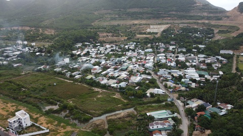 800 hộ dân Nha Trang được cấp sổ đỏ sau 21 năm chờ đợi- Ảnh 1. Thôn Đất Lành nhìn từ trên cao - Ảnh: TRẦN HƯỚNG