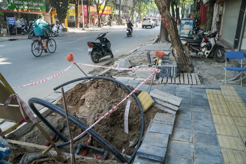 Hà Nội: Thưởng Tết 2024 cao nhất 205 triệu đồng, giảm một nửa so với năm ngoái- Ảnh 3. Dịp cuối năm, đường phố Hà Nội bị đào xới nham nhở - Ảnh: PHẠM TUẤN