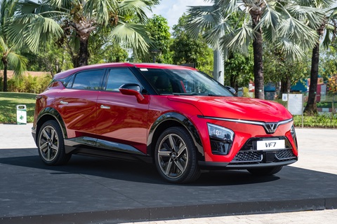 Loạt SUV mới, giá dưới 1 tỉ đồng ra mắt Việt Nam năm 2023: Mazda CX-5 nổi bật nhất- Ảnh 5. VinFast VF 7 chính thức ra mắt thị trường Việt Nam vào tháng 11-2023, với 2 phiên bản Base và Plus, giá bán dao động từ 850 triệu đồng đến 1,199 tỉ đồng - Ảnh: QUỐC MINH