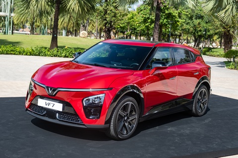 Loạt SUV mới, giá dưới 1 tỉ đồng ra mắt Việt Nam năm 2023: Mazda CX-5 nổi bật nhất- Ảnh 8. VinFast VF 7 Plus dùng 2 động cơ điện có tổng công suất 349 mã lực và mô men xoắn 500Nm, hệ dẫn động hai cầu toàn thời gian, pin 75,3kWh, tầm hoạt động 431km khi sạc đầy. Bản Base trang bị một động cơ điện có công suất 174 mã lực và mô men xoắn 250Nm, pin 59,6kWh, phạm vi 375km - Ảnh: QUỐC MINH